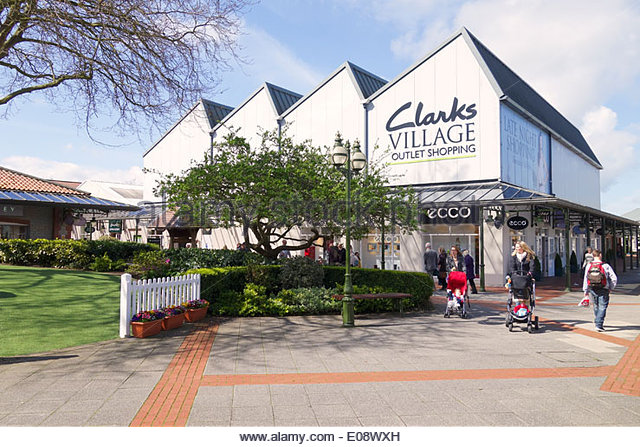 clarks outlet street opening hours